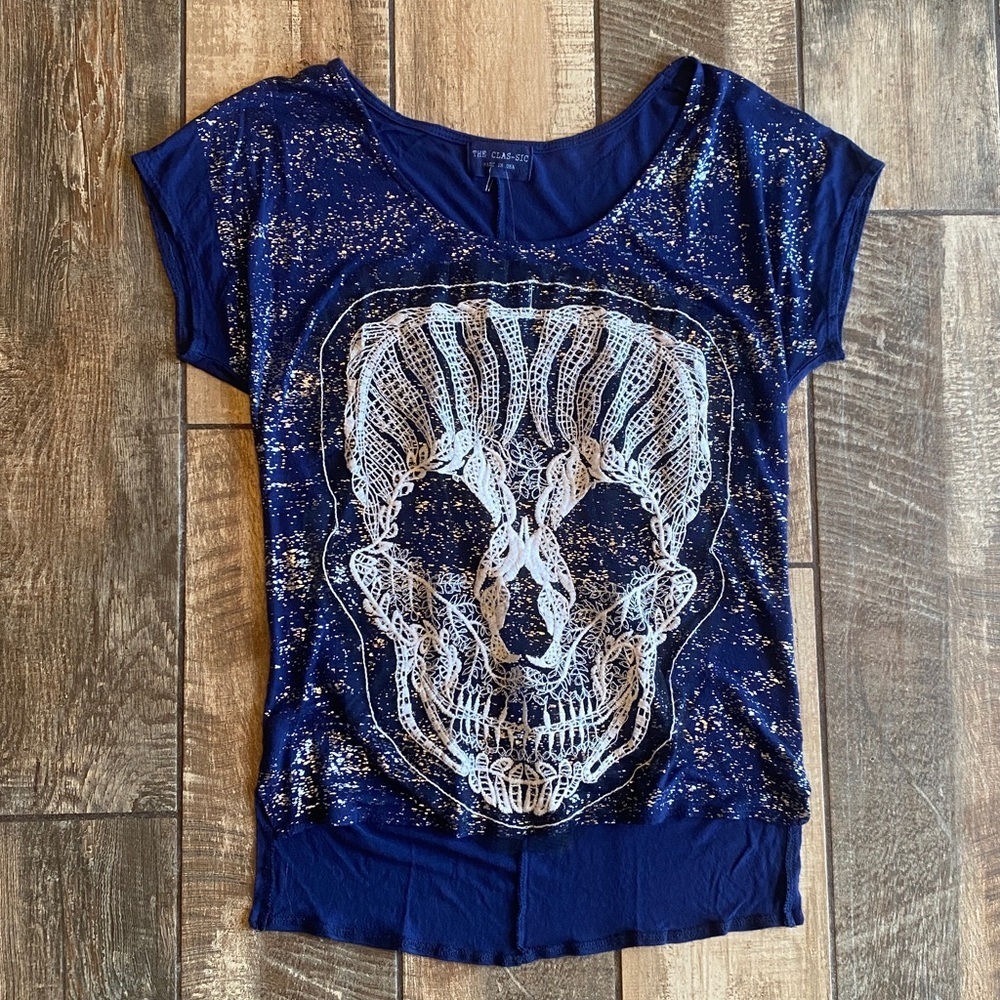 The Clas-sic High Low Navy Top with White Lace Skull Graphic NWOT